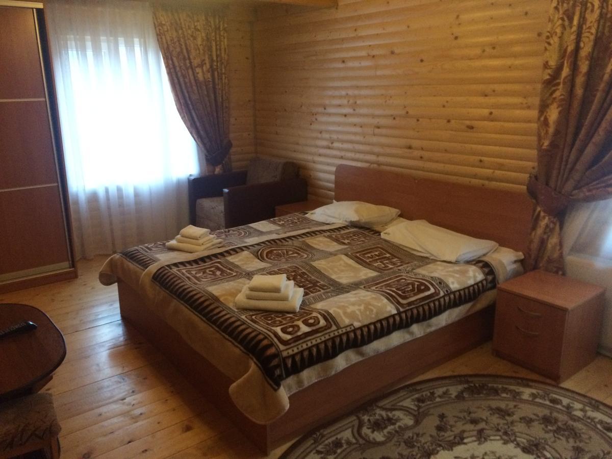 Hotel Sribni Rosy à Mykulychyn Extérieur photo