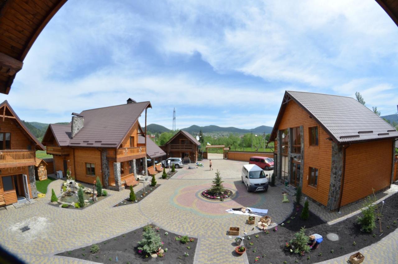Hotel Sribni Rosy à Mykulychyn Extérieur photo